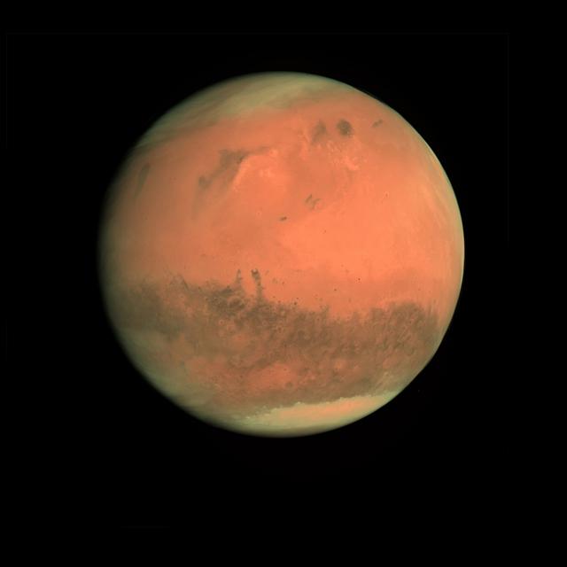 La planète Mars est plate au nord et parsemée de cratères au sud. [European Space Agency]