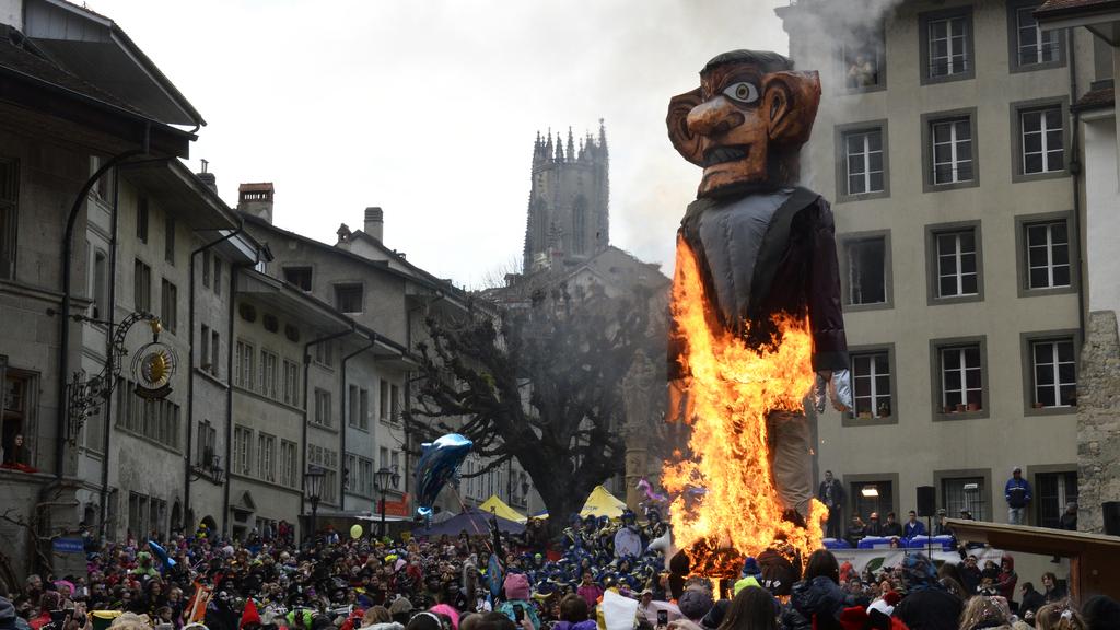 Le Rababou brûlé en 2014 à la fin du grand cortège. [Keystone - Maxime Schmid]