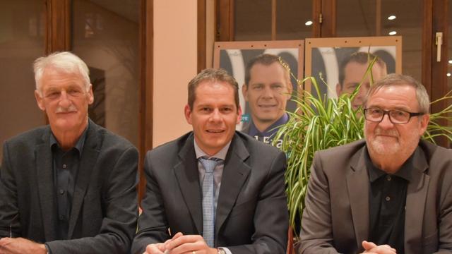 Le candidat PCSI David Eray entouré des anciens ministres du parti Jean-Pierre Beuret et Laurent Schaffter. [Gaël Klein]
