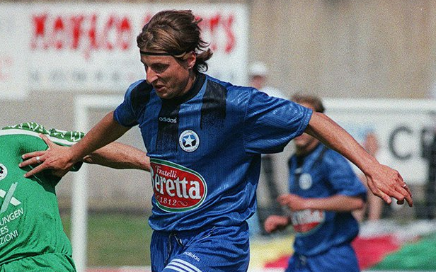 Après cinq ans avec Sion et deux ans avec Bâle, David Orlando s'engage avec Carouge. Il y joue une saison (1997-1998). [Fabrice Coffrini]