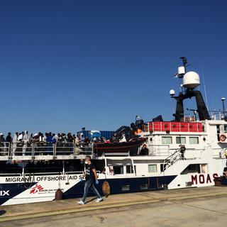Arrivée du bateau Phoenix dans le port d'Augusta, en Sicile avec plus de 100 migrants à bord. [RTS - Francesca Argiroffo]