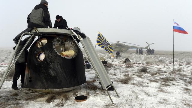 La capsule Soyouz après son atterrissage dans les steppes du Kazakhstan. [Vasily Maximov]