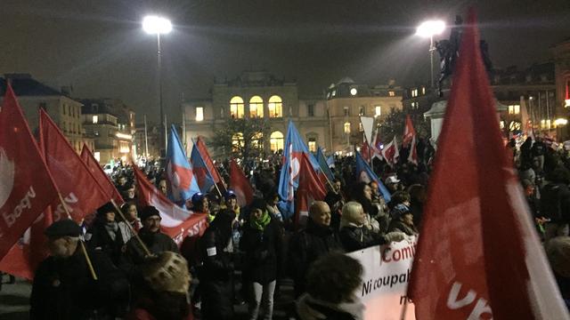 Fonctionnaires, milieux culturels et travailleurs du social étaient rassemblés mardi soir sur la Place Neuve, à Genève. [Stephen Mossaz]