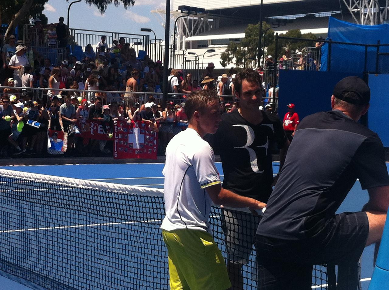 Federer a encore papoté pendant 10 minutes avec Johan Nikles et Antony Dupuis après l'entraînement.