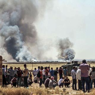 Les affrontements dans Kobané, jeudi 25.06.2015, vus depuis la frontière turque. [Anadolu Agency/AFP - Halil Fidan]