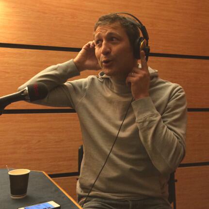 Le comédien David Cuñado dans les studios radio de Genève. [RTS]