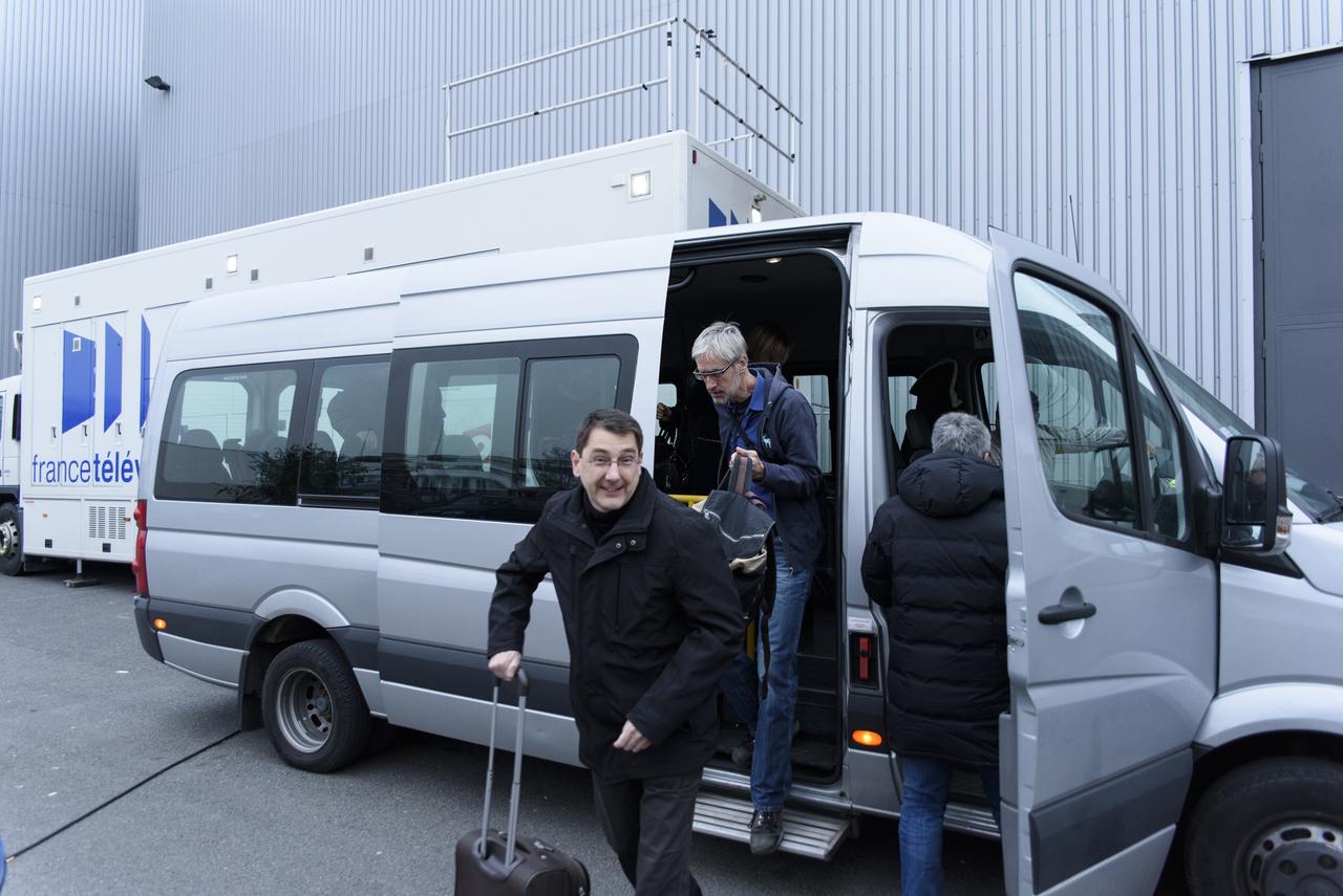 Pascal et Olivier arrivent au studio d'enregistrement de l'émission Slam. [RTS - Didier Kessi]