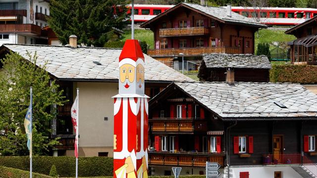 L'entrée du village de St-Nicklaus en Haut-Valais, ici en 2010 après un tremblement de terre de magnitude 3,3 sur l'échelle de Richter.