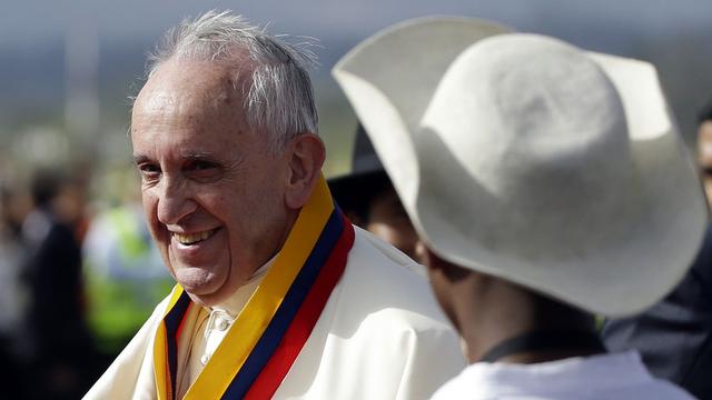 Le pape François à sa descente d'avion à Quito, en Equateur. [AP/Keystone - Gregorio Borgia]