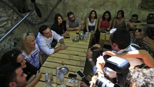 Alexis Tsipras a consacré une partie de son samedi à une rencontre avec des jeunes de Syriza. [AP Photo/Lefteris Pitarakis]