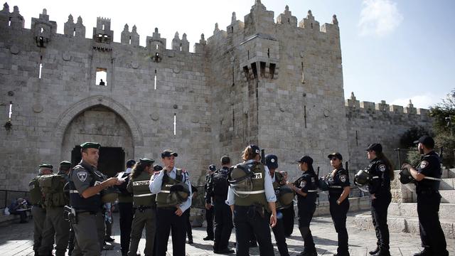 Forces de sécurité devant la Porte de Damas, à Jérusalem, 05.10.2015. [AFP - Thomas Coex]