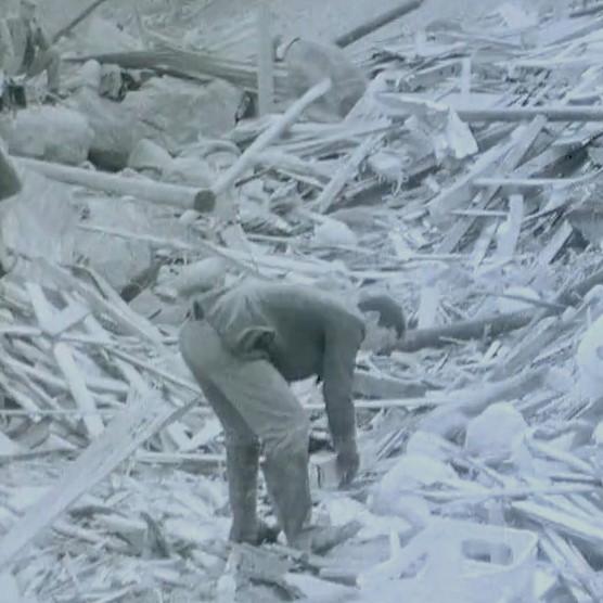 Hommes fouillant dans les gravats sur le lieu de la catastrophe de Mattmark, 1965. [RTS]