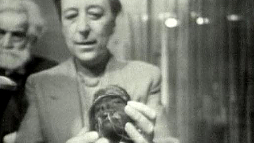 Présentation d'une tête réduite des Jivaro par Marguerite Lobsiger Dellenbach, directrice du Musée d'ethnographie de Genève en 1959. [RTS]