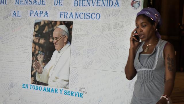 Le pape François est très attendu par les Cubains. Ici un message de bienvenue devant une église de La Havane. [AFP PHOTO/STR]