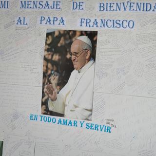 Le pape François est très attendu par les Cubains. Ici un message de bienvenue devant une église de La Havane. [AFP PHOTO/STR]