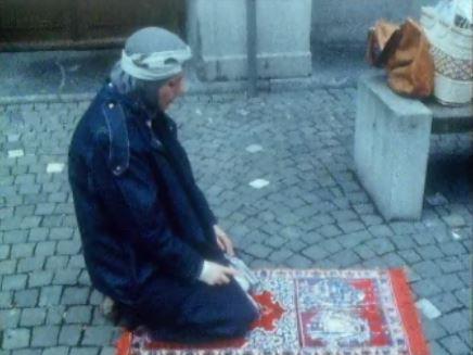 Amal Aulet prie dans les rues de Lausanne. [RTS]