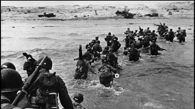 Débarquement d'une compagnie médicale sur la plage de Utah Beach en juin 1944. [Dite-Usis/Leemage/ AFP]