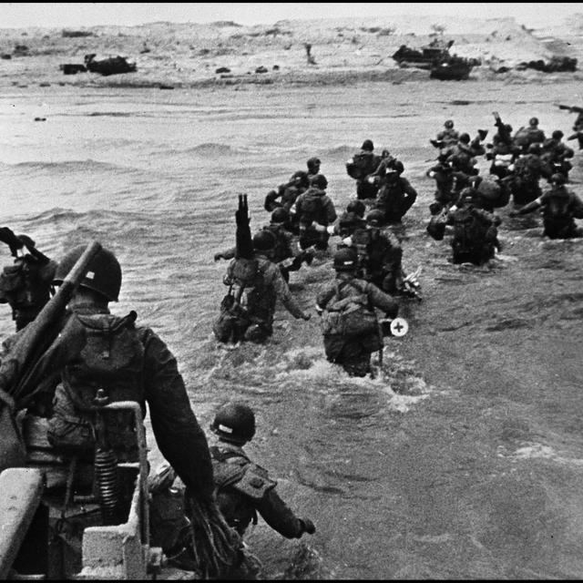 Débarquement d'une compagnie médicale sur la plage de Utah Beach en juin 1944. [Dite-Usis/Leemage/ AFP]