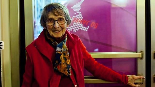 Lucienne Schnegg devant l'entrée du cinéma Capitole à Lausanne. [cinematheque.ch]