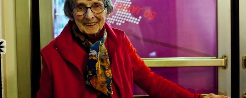 Lucienne Schnegg devant l'entrée du cinéma Capitole à Lausanne. [cinematheque.ch]