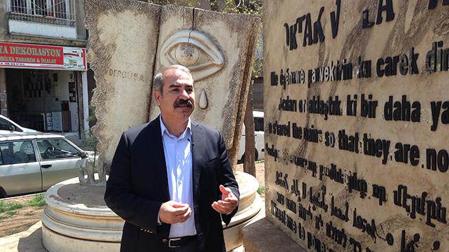 Ali Altinkaynak, Maire-adjoint de Sour-Diyarbakir devant le "Monument de la souffrance commune" [Yves Magat]