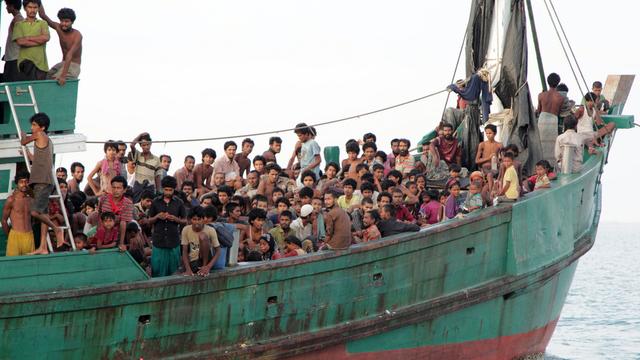 Des migrants attendent des secours au large d'Aceh, en Indonésie. [AP Photo/Keystone - S. Yulinnas]