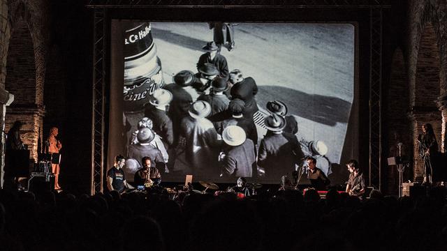 Le groupe Zenzile lors d'un ciné-concert. [Yokanta / DR - Fred Lombard]