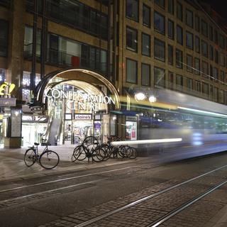 Un tram dans la rue de la Confédération, l'une des principales artères commerçantes de Genève. [CC BY-NC-ND 2.0 - Yves Merckx]
