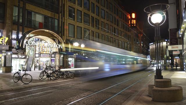 Un tram dans la rue de la Confédération, l'une des principales artères commerçantes de Genève. [CC BY-NC-ND 2.0 - Yves Merckx]