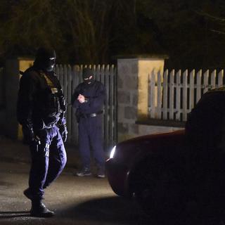 Les forces spéciales de la police et de la gendarmerie ont poursuivi leurs recherches toute la nuit. [AFP - Dominique Faget]
