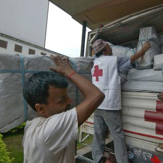 La Croix-rouge compte environ 300 personnes à pied d'oeuvre au Népal. [AFP - PRAKASH MATHEMA]