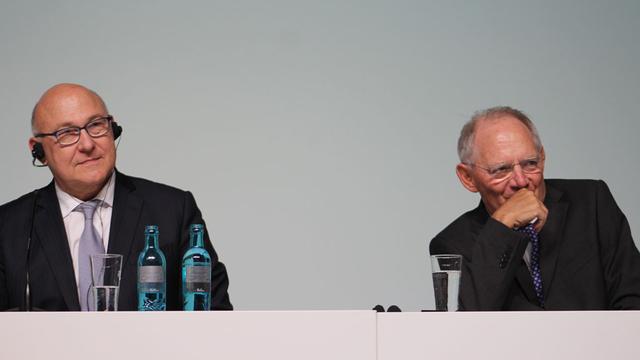 Michel Sapin, ministre français des Finances et Wolfgang Schäuble, ministre allemand des Finances. [AFP - Abdulselam Durdak - Anadolu Agency]