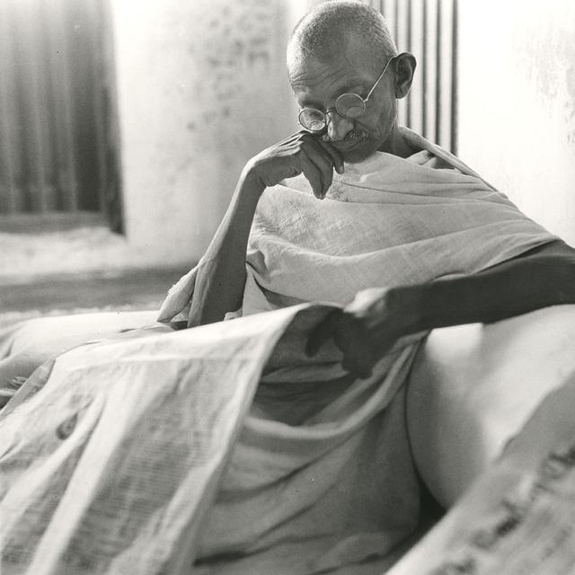 Gandhi lisant les "Bulletins de guerre", Dandi, Inde, 1930. [Fotostiftung Schweiz, Archiv für Zeitgeschichte (ETH Zürich) - Walter Bosshard]