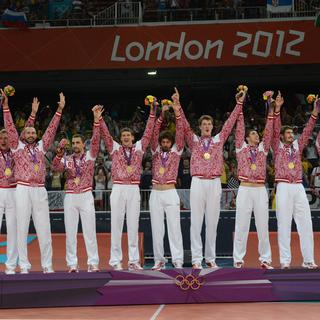 L'équipe russe de volley ball reçoit sa médaille d'or aux JO de Londres 2012. [AFP Photo - KIRILL KUDRYAVTSEV]