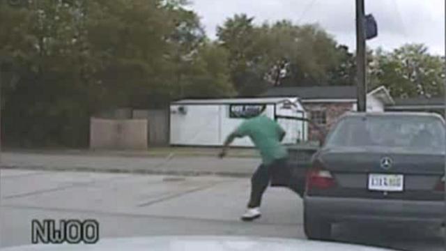 Capture d'écran de l'enregistrement filmé par la voiture du policier de Charleston, au moment où la victime prend la fuite.