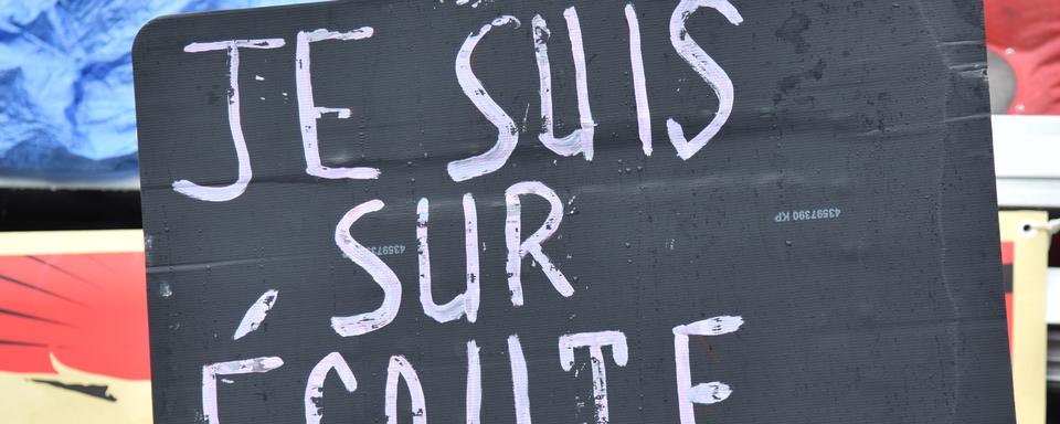 Des manifestants ont défilé dans les rues de Paris, lundi, pour protester contre ce projet de surveillance qu'ils jugent trop intrusive.