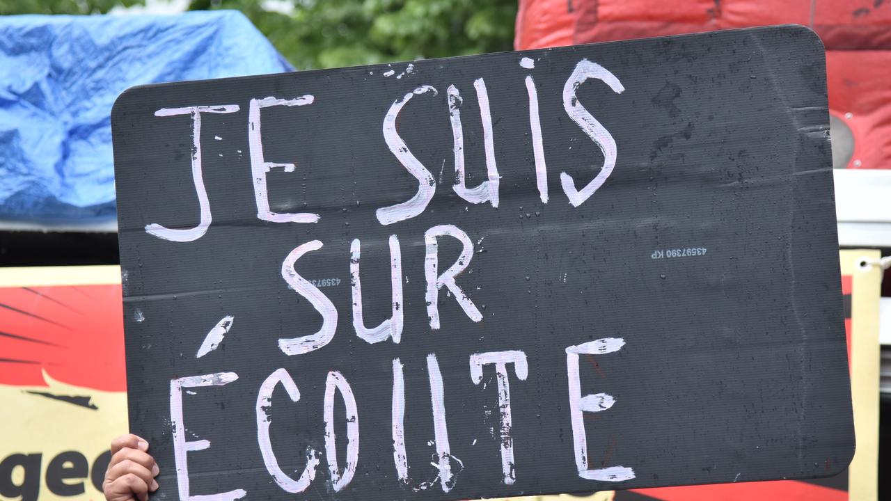 Des manifestants ont défilé dans les rues de Paris, lundi, pour protester contre ce projet de surveillance qu'ils jugent trop intrusive.