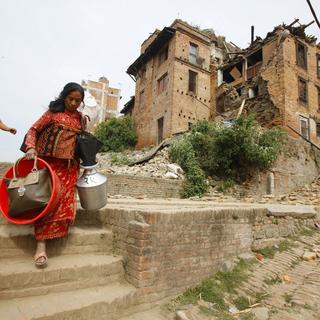 Des Népalais évacuent quelques biens vers des zones moins exposées, alors qu'une forte réplique vient de secouer le pays. [Niranjan Shrestha]