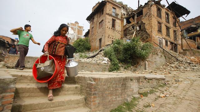 Des Népalais évacuent quelques biens vers des zones moins exposées, alors qu'une forte réplique vient de secouer le pays. [Niranjan Shrestha]