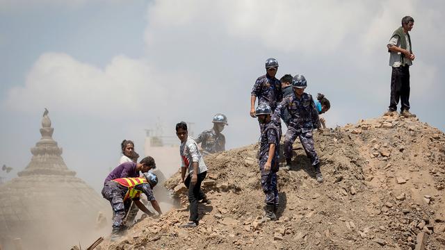 Les opérations de secours se poursuivent à Katmandou. [Danish Siddiqui]