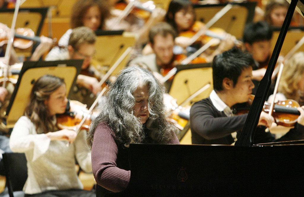 La pianiste Martha Argerich et l'Orchestre du Verbier Festival, 2007. [Keystone - Matt Sayles]