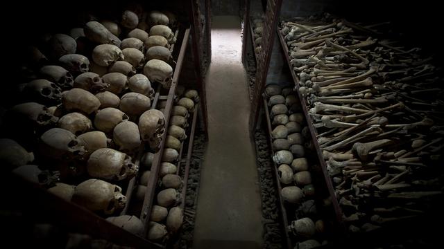 Des ossements de victimes du génocide au Rwanda sont exposés dans une église. [Keystone - Ben Curtis]