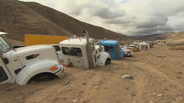 Près de 200 véhicules se sont retrouvés coincés sur la route 58 et l'autoroute I5 au Centre de la Californie.