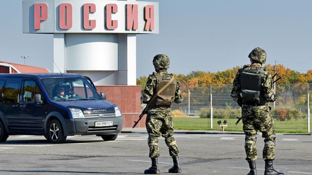 Garde-frontières ukrainiens à la douane de Goptivka (Est).