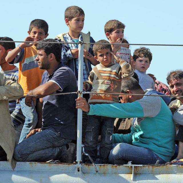Immigrants recueillis à bord du "Chimera", bateau militaire italien, débarquants à Pozzalo le 30 juin 2014. [AFP - Giovanni Isolino]