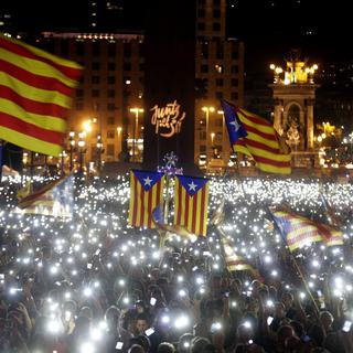 La campagne s'est achevée vendredi soir, avec, d'un côté, les drapeaux de l'Espagne et de l'autre, ceux des indépendantistes. [EPA/Keystone - Alberto Estevez]