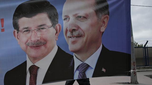 Le Premier ministre turc Ahmet Davutoglu et le président Recep Tayyip Erdogan. [AP/Keystone - Lefteris Pitarakis]