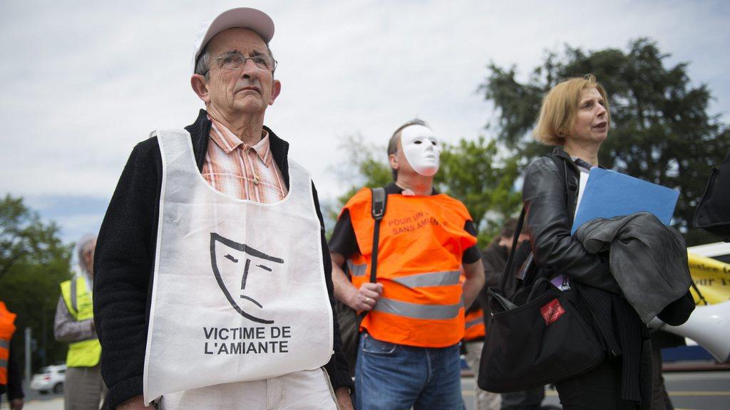 Des personnes manifestant pour soutenir les victimes de l'amiante (image prétexte). [Keystone - Jean-Christophe Bott]