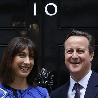David Cameron avec son épouse devant le 10 Dowing Street, après avoir été chargé de former le nouveau gouvernement. [AP/Keystone - Kirsty Wigglesworth]