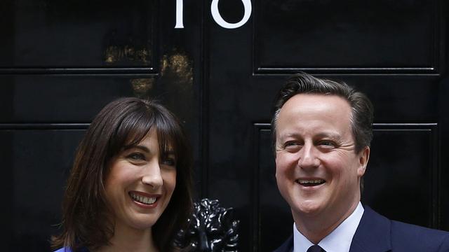 David Cameron avec son épouse devant le 10 Dowing Street, après avoir été chargé de former le nouveau gouvernement. [AP/Keystone - Kirsty Wigglesworth]